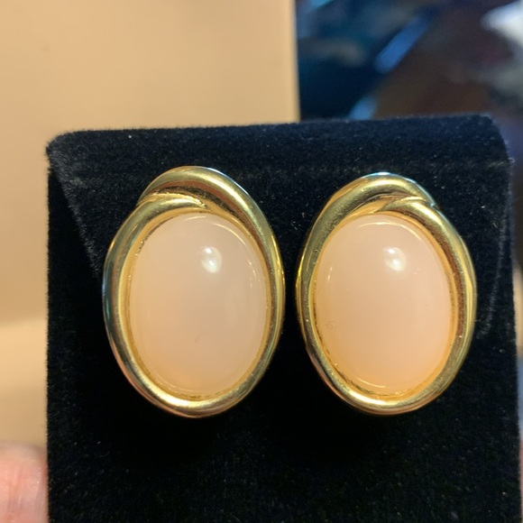 80’s TRIFARI PALE PASTEL PINK CABOCHON CLIP ON EARRINGS - Picture 7 of 11